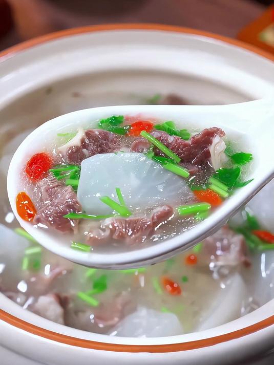 每周都会给家人炖上两次牛肉萝卜汤，汤鲜味美，软质软烂