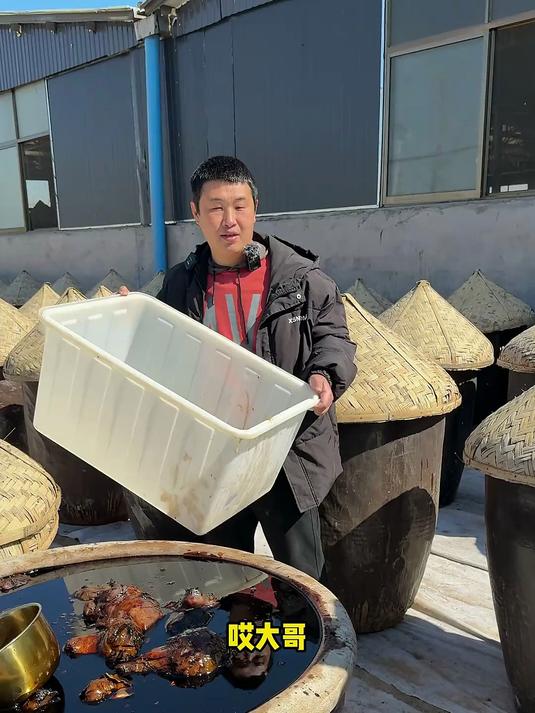山东小伙卖咸菜,纯酱油腌3年,三年得换6次料,面子里子一样黑