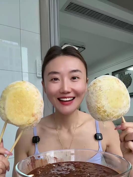 挑战沉浸式吃脆皮面包果，一口下去嘎嘣脆！