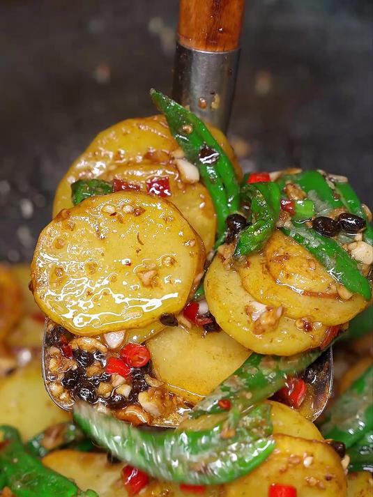 两个土豆几个辣椒被湘菜馆炒成了桌桌必点的招牌菜,真是太下饭了