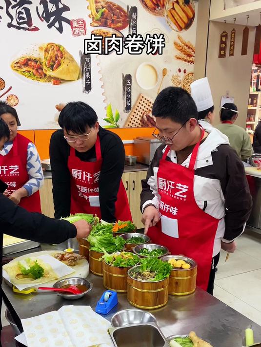 卤肉卷饼怎么做才好吃?这三招秘技,让你的小吃摊人气爆棚!