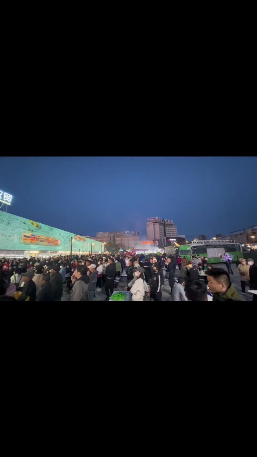 来渔圈夜市边吃边看演绎,抓到了之前在宋屯的网红饼夹串