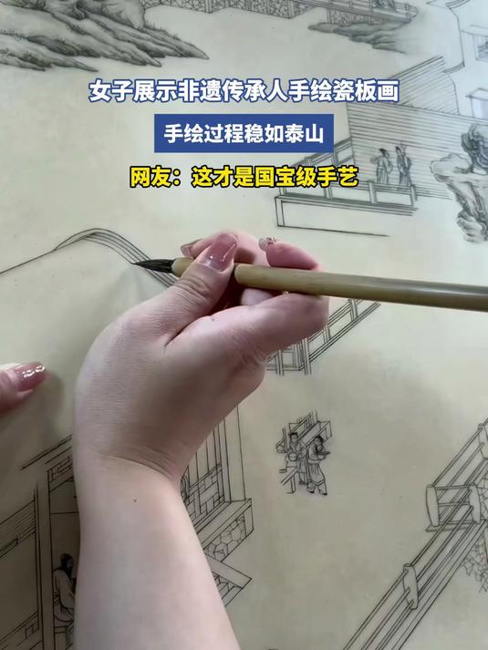 女子展示非遗传承人手绘瓷板画