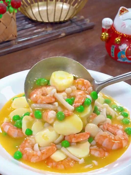 虾仁烩豆腐热气腾腾的