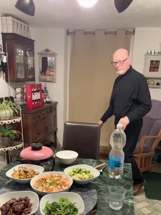 公公说他这辈子平安夜都没吃过这么丰盛的晚餐