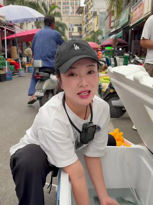 摆摊卖嘴唇最性感的鱼，黑鳍厚唇鱼，好看又好吃的稀有珊瑚鱼#海鲜 #三农