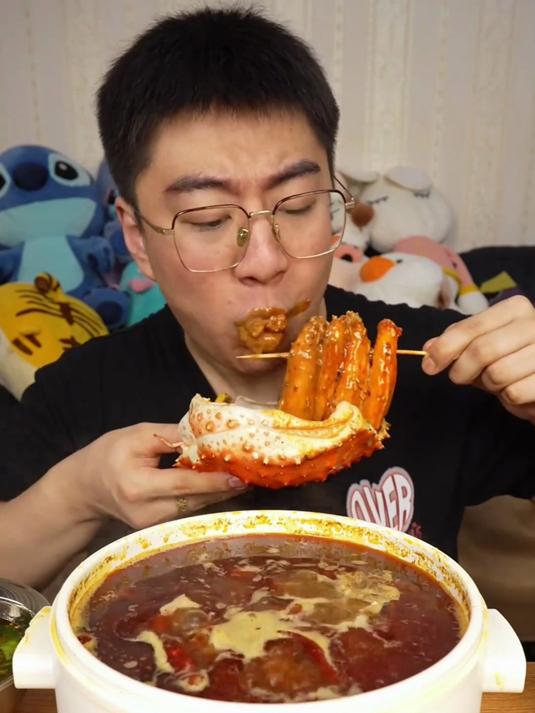 麻辣海鲜火锅涮蟹柳加梭子蟹方便面加酸菜肥牛