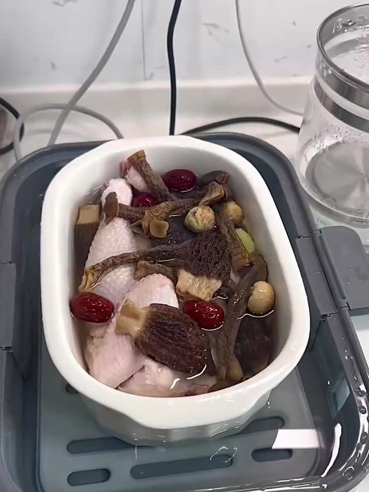 鹿茸菇炖鸡汤:这道养生汤,喝完感觉活力四射