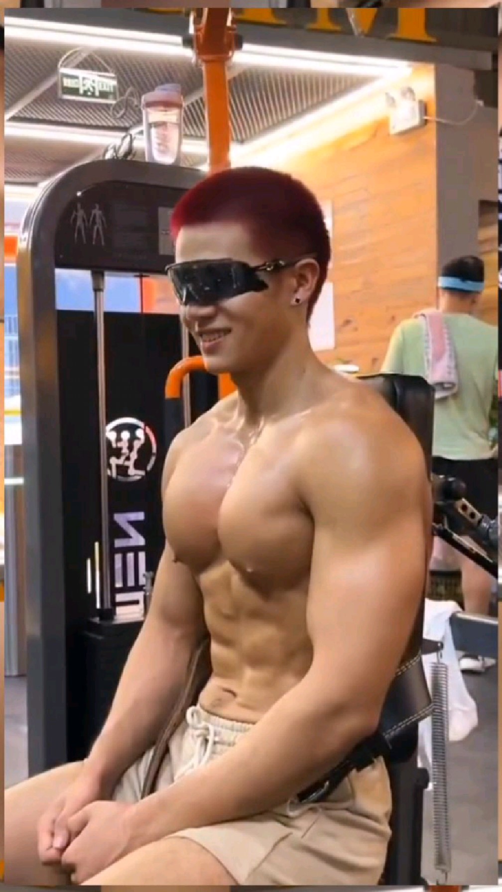 健身房肌肉猛男上线,这身材和颜值你爱吗?