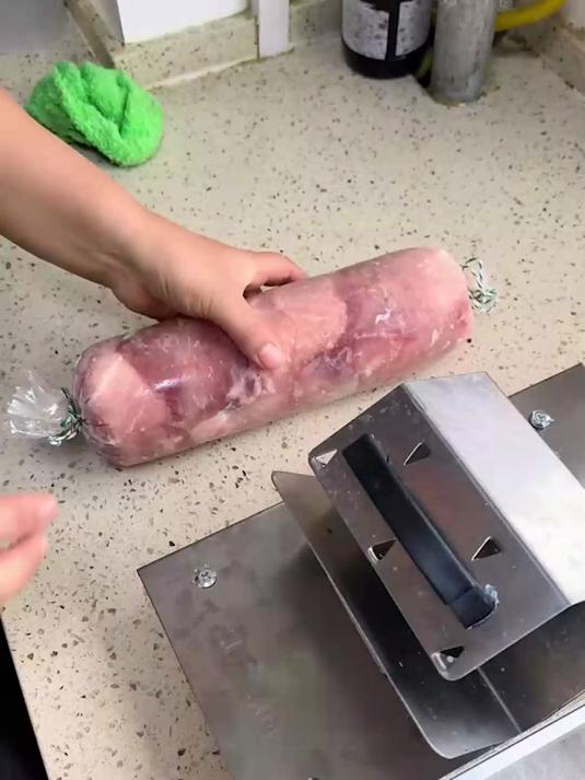 加厚底座机身抗晃不打滑，手动刨肉机切冻肥牛羊肉，家用厨房小店商用高效好用#切肉机##厨房好