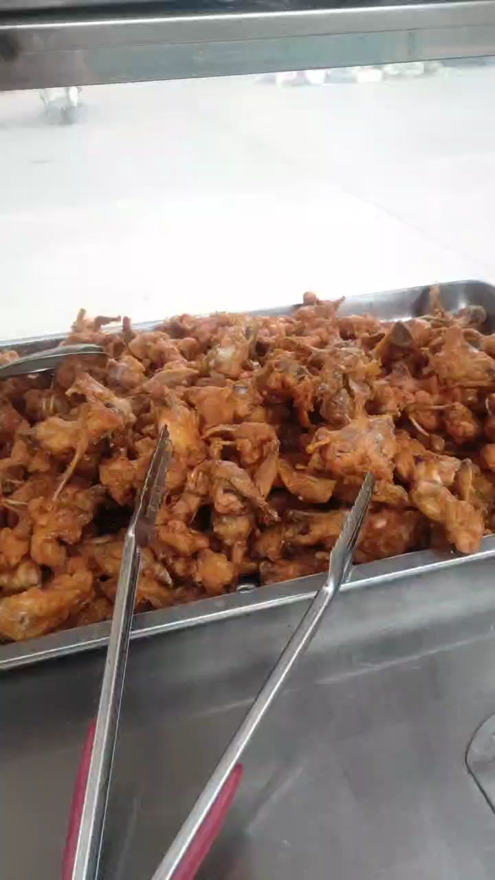 香酥鸡锁骨,看起来简单却有二十多种腌料,制作过程不简单,但是确实好吃