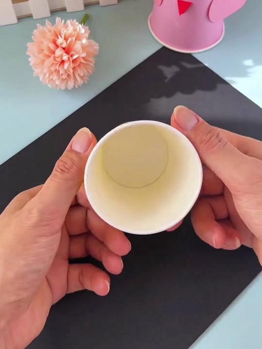 用一次性纸杯给孩子做一个会奔跑小鸡，太有趣了，快试试吧