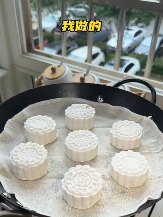 没想到自己做冰皮月饼那么简单 真的很好看