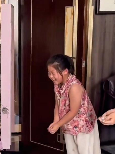 爸爸妈妈给一周岁的宝宝办了一个生日宴,网友:太有爱了