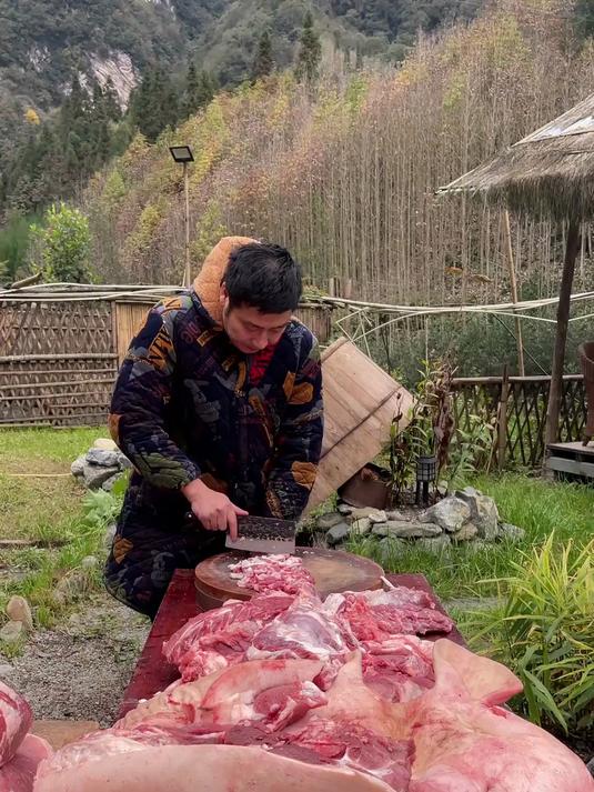 熏腊肉香肠，做坛坛肉了，最后简简单单整个毛血旺、炖个猪蹄