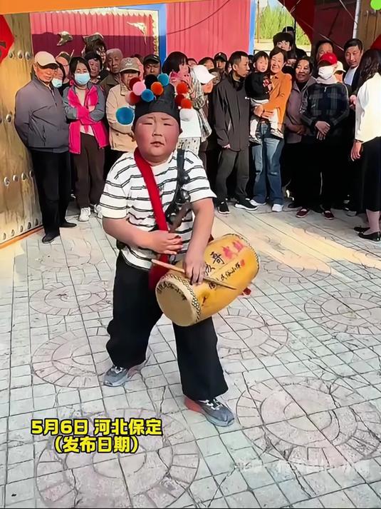 小孩哥演活击鼓说唱俑,网友:地址在哪,寄几本作业过去