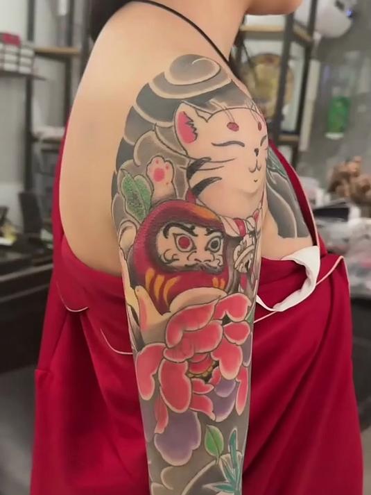 小姐姐纹身招财猫花臂,颜色十分鲜艳,看着令人反感
