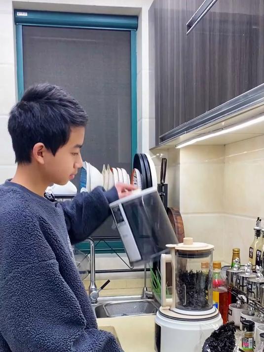 乐乐在家自己做饭团子,大家看看做的合不合格