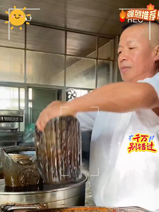 山东德州的扒鸡真的太好吃了，鸡肉酥软香烂 连骨头都是酥的