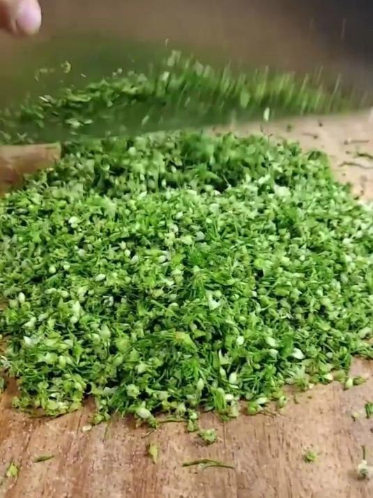 别只蘸手把肉!内蒙人用韭菜花酱拌莜面,一口回到大草原