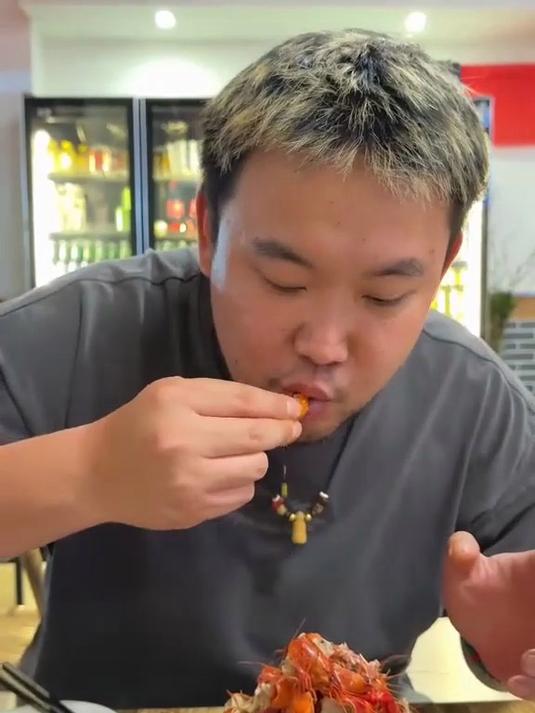 妈呀！老郭竟吃出一座超巨型龙虾山！