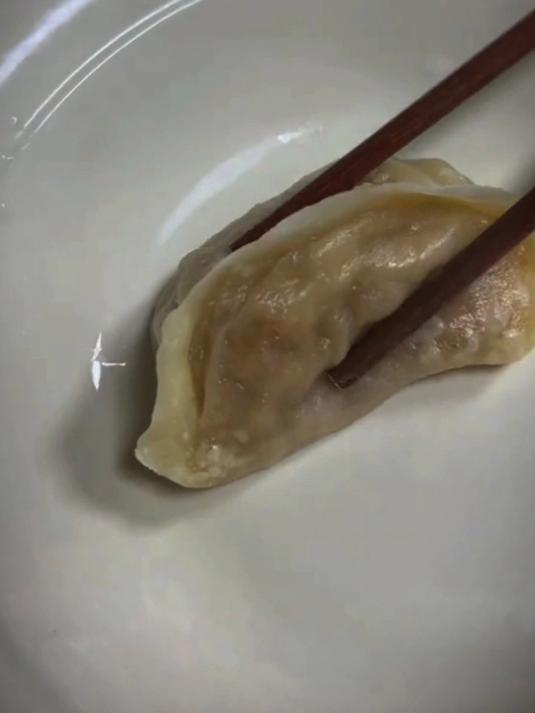 今天分享爆汁酸菜饺的做法