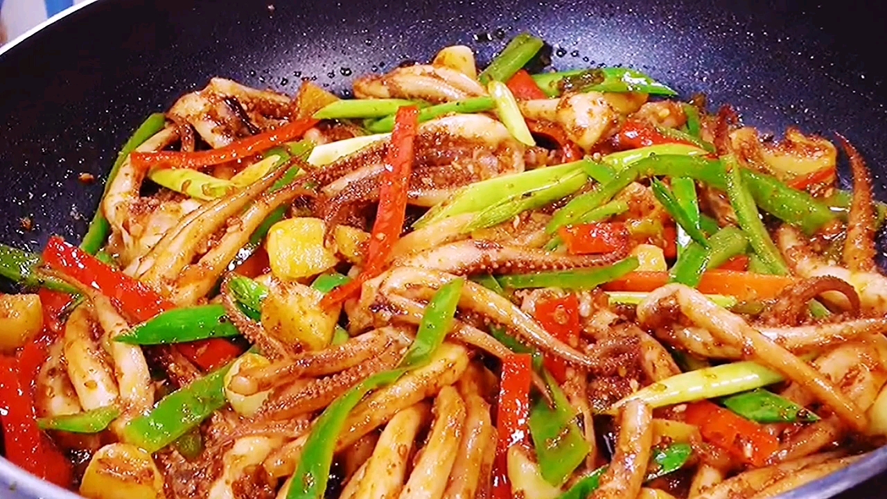 在家样也能做的干锅鱿鱼须做法,香辣过瘾 在家样也能做的干锅鱿鱼须做法,香辣过瘾,口感爽脆,
