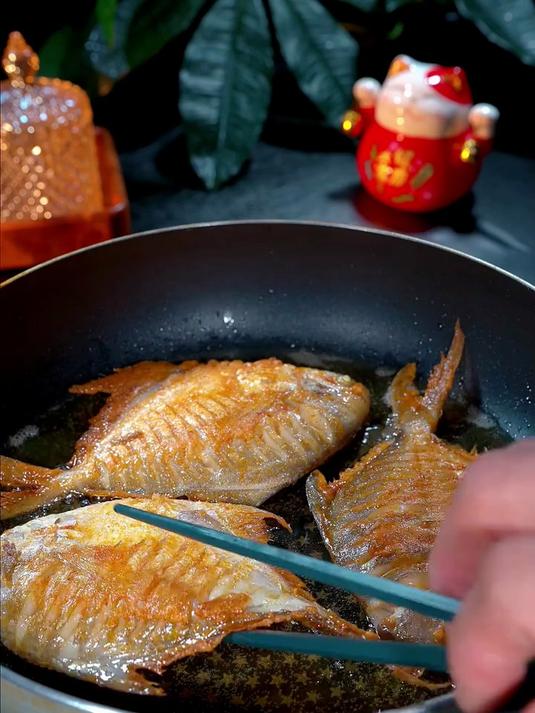 注意看，我认为香煎是鲳鱼最好吃的做法了
