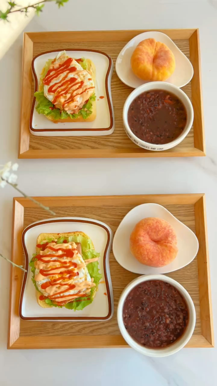 今天做了松软拉丝的蔓越莓吐司,和八宝粥,不用早起也能吃上热乎的早餐～