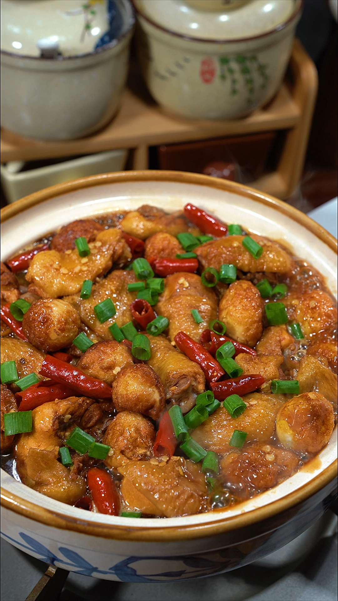 我们家每逢过年过节都会吃这个葱油红烧辣子鸡煲,寓意大吉大利,鲜香美味又下饭。