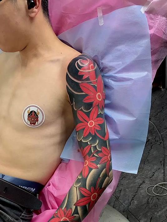 小伙子纹身花臂,一般人真欣赏不来,像假臂一样