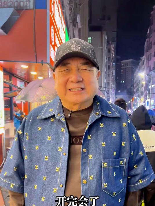 风吹白发,火映皱纹。
