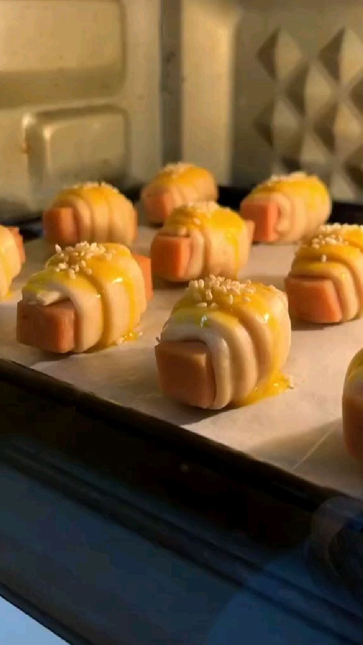 又发现手抓饼的新吃法～香酥午餐肉卷,又酥又香一口一个停不下来。