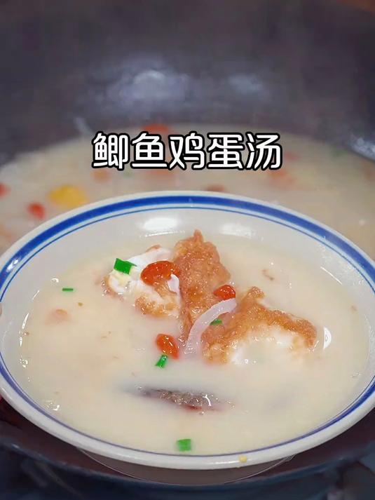 大家注意看,锅里面放了一条鲫鱼,两条鲫鱼