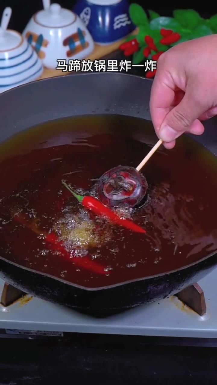 快过年了,做一道这样的马蹄肉丸子,简单方便,酥酥脆