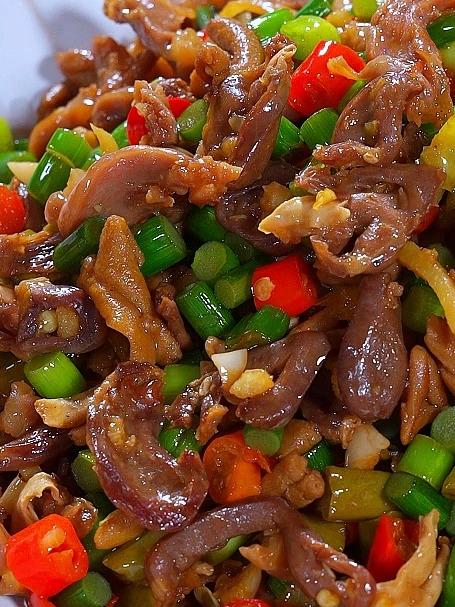 天气炎热吃饭没什么胃口的时候，你来试试这道酸辣鸡杂真的很下饭