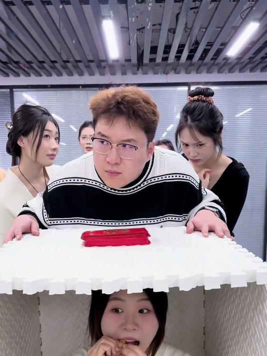 办公室猜蔬菜名场面，凭脆响猜食材，答对的人没几个#办公室游戏##办公室#