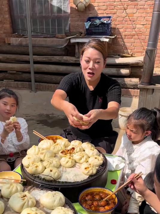 麻辣豆腐包 这样的包子再配一碗凉粉汤 这就是标准的