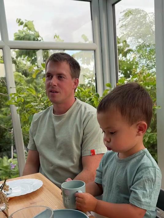 小海螺的3岁生日聚会 我去院里摘菜做了几道中餐美食