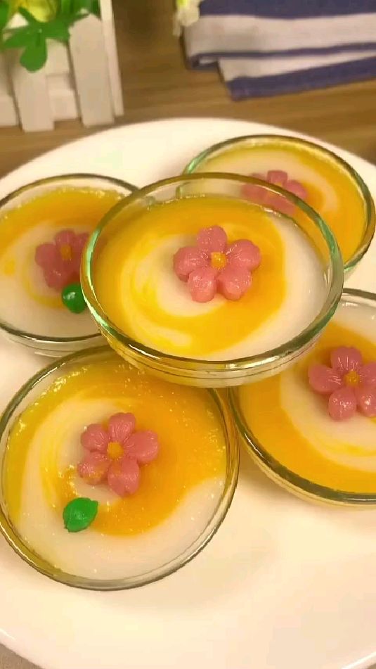 颜值爆表的 南瓜 椰汁钵仔糕 点缀上浪漫的花花 愿世界上的一切美好都属于你们