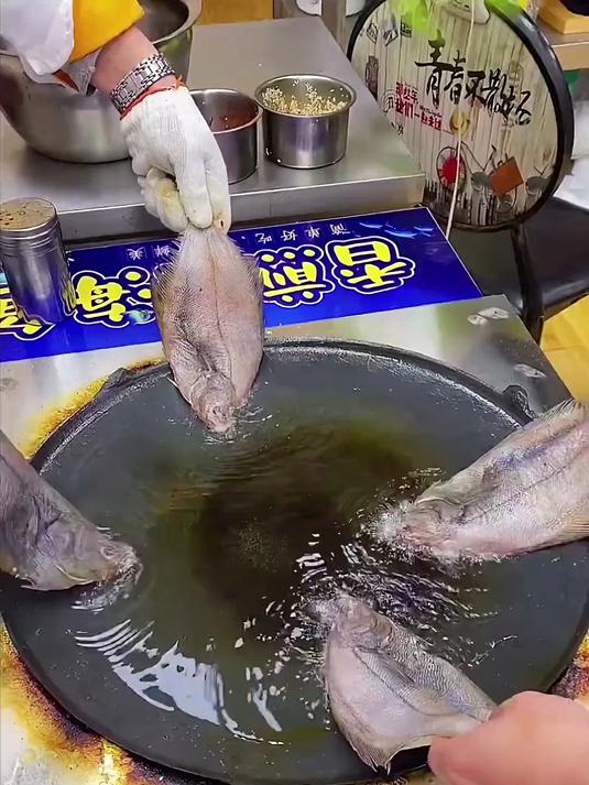 “煎饼果子专用！街头小贩同款工具”，爱了爱了