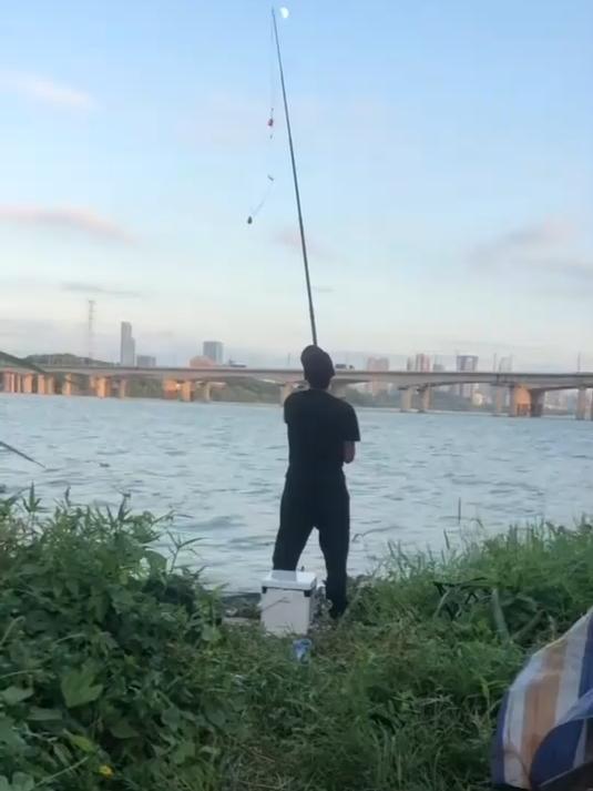 看看高手怎么使用艾尼可H95S可视锚鱼竿的