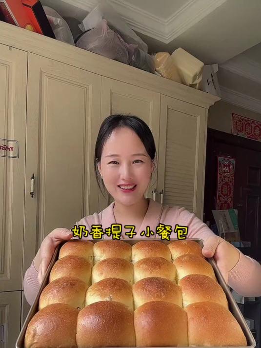 四步让你们轻松揉出手套膜 脆脆的底加上奶香提子的小餐包