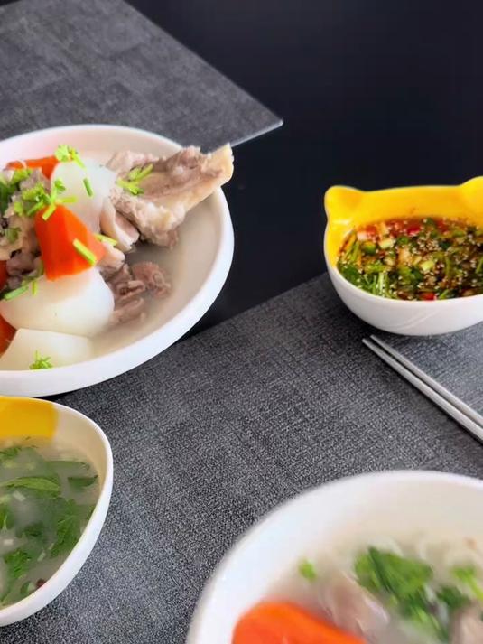 一碗热腾腾的羊肉汤喝下去也太舒服了！你看饿了没？