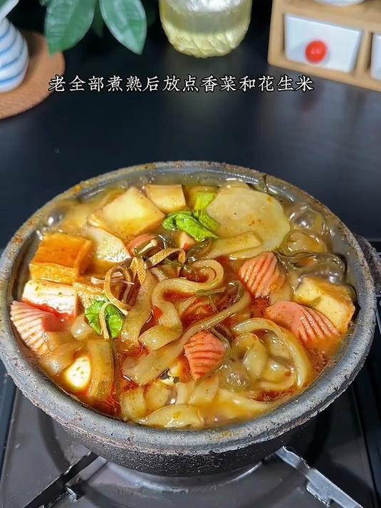 山西街边小吃砂锅麻辣烫,真的特别受欢迎