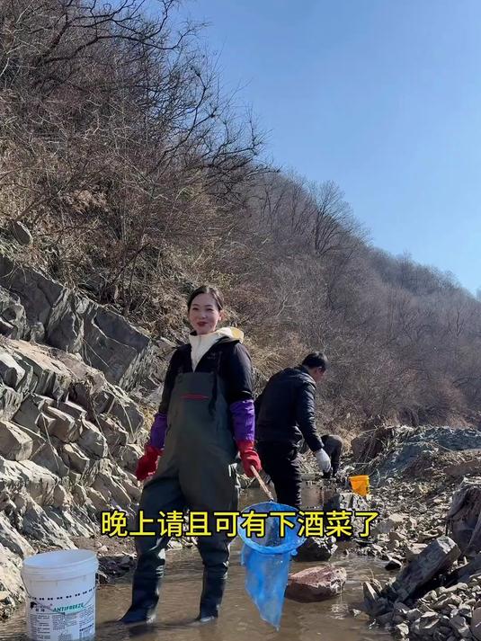 今天下河抓花泥鳅鱼,给家人酱焖河鱼,亲戚朋友一起来尝尝鲜!