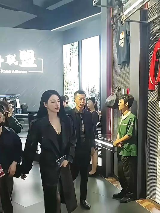张雨绮身穿黑色皮衣现身成都车展，这气质又美又飒