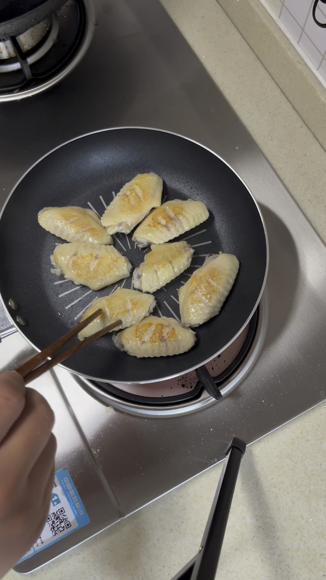 简单的家常菜,鸡翅焖土豆,土豆吸满汤汁,软烂入味,十分好吃