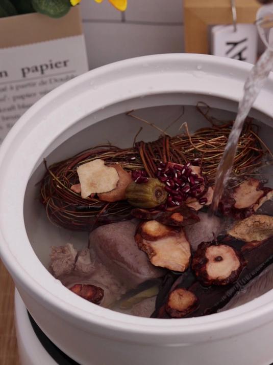 鸡骨草灵芝猪横利汤——熬夜/甘火/湿热