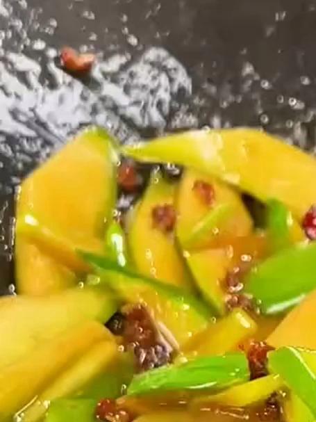 炝炒西葫芦你只要多加这一步 鲜味瞬间就上来了